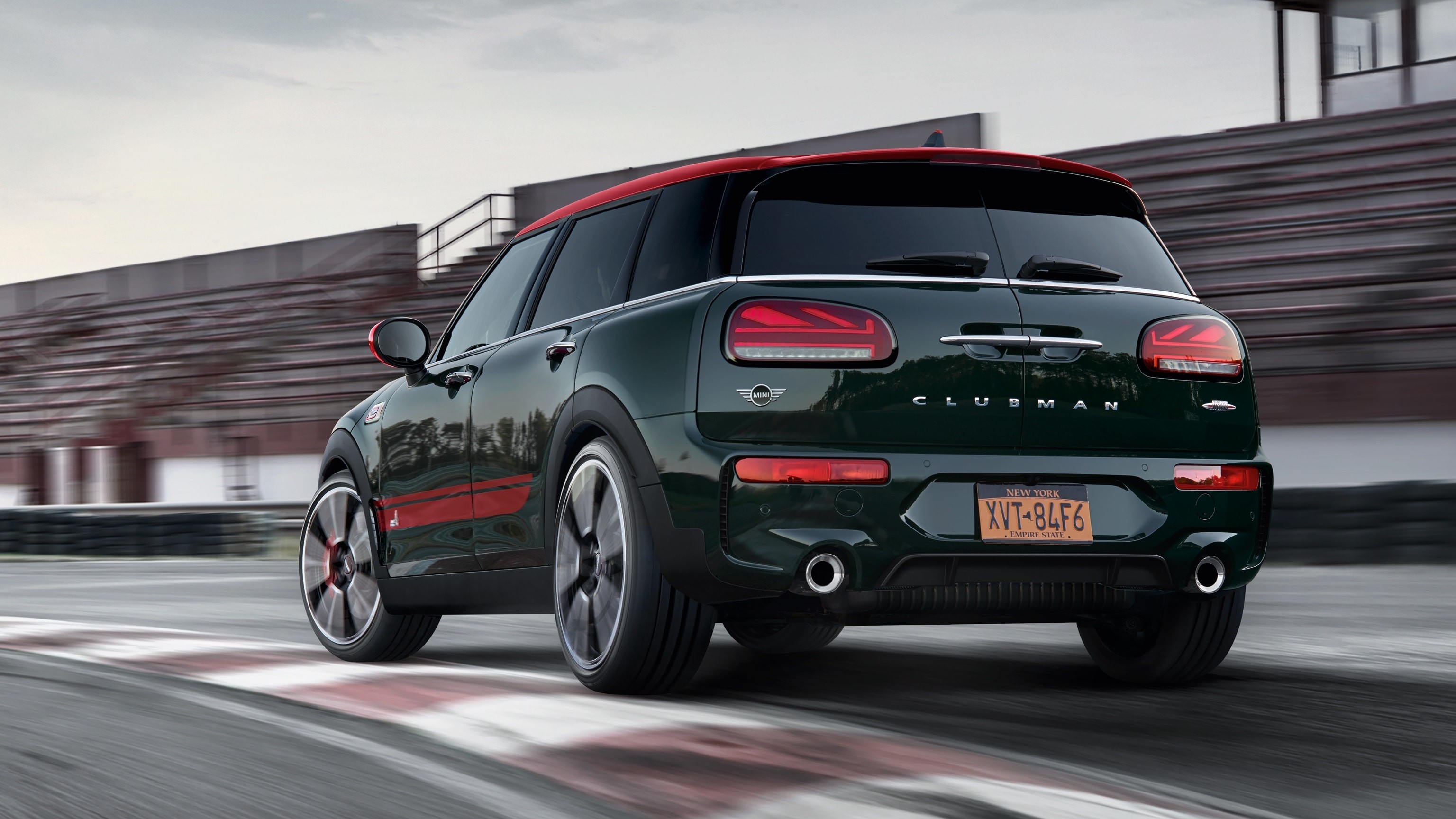 MINI John Cooper Works Clubman – green and red – rear view MINI John Cooper Works Clubman – green and red – rear view